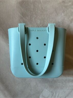 Simple Modern Getaway Bag
